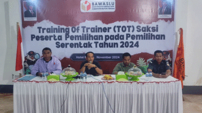 Bawaslu Buton Tengah (Buteng) memberikan training of trainers (ToT) kepada seluruh saksi calon dan partai politik di Hotel Findi Lakudo, Senin (25/11/2024).
