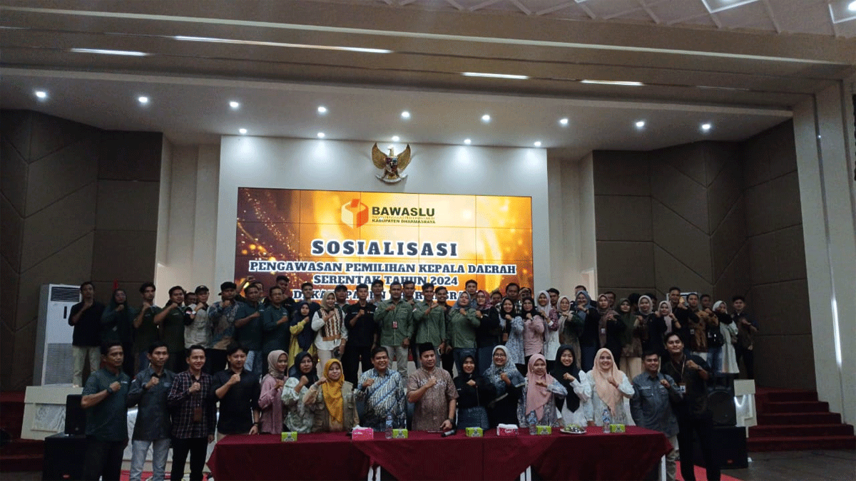 Peserta dan narasumber dalam sosialisasi yang diadakan Bawaslu Dharmasraya