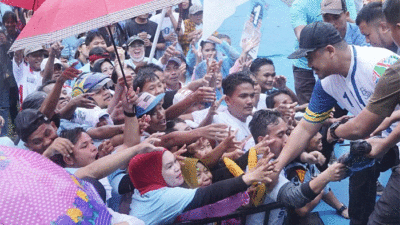 Masyarakat Kota Pematangsiantar tetap antusias menyambut kedatangan calon Gubernur Sumatera Utara nomor urut 1, Bobby Nasution di Lapangan H. Adam Malik, Minggu (17/11/2024).