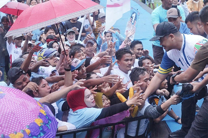 Masyarakat Kota Pematangsiantar tetap antusias menyambut kedatangan calon Gubernur Sumatera Utara nomor urut 1, Bobby Nasution di Lapangan H. Adam Malik, Minggu (17/11/2024).