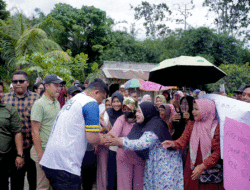 Bobby Nasution Dicegat Saat Melintas di Simalungun, Warga Keluhkan Jalan Rusak