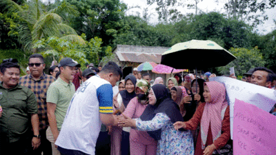 Bobby Nasution Dicegat Saat Melintas di Simalungun, Warga Keluhkan Jalan Rusak