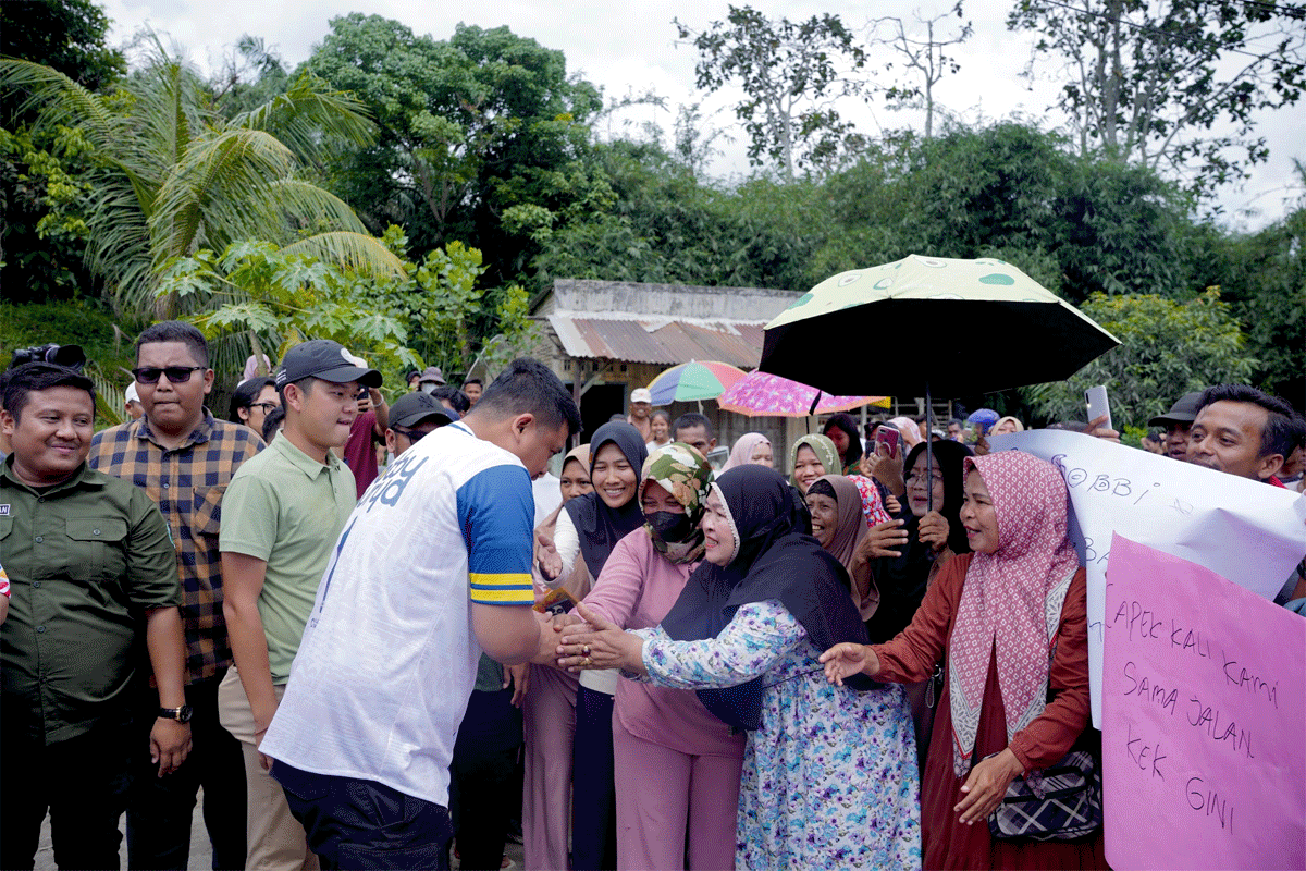 Puluhan warga Kabupaten Simalungun mencegat kendaraan yang ditumpangi Bobby Nasution saat Bobby melintasi Jalan Besar Bahapal, Kecamatan Bandar Huluan, Kabupaten Simalungun, Minggu (17/11/2024).