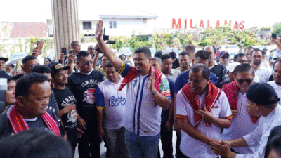 Bobby Nasution disaambut pendukung ketika berkunjung ke Kabupaten Karo.