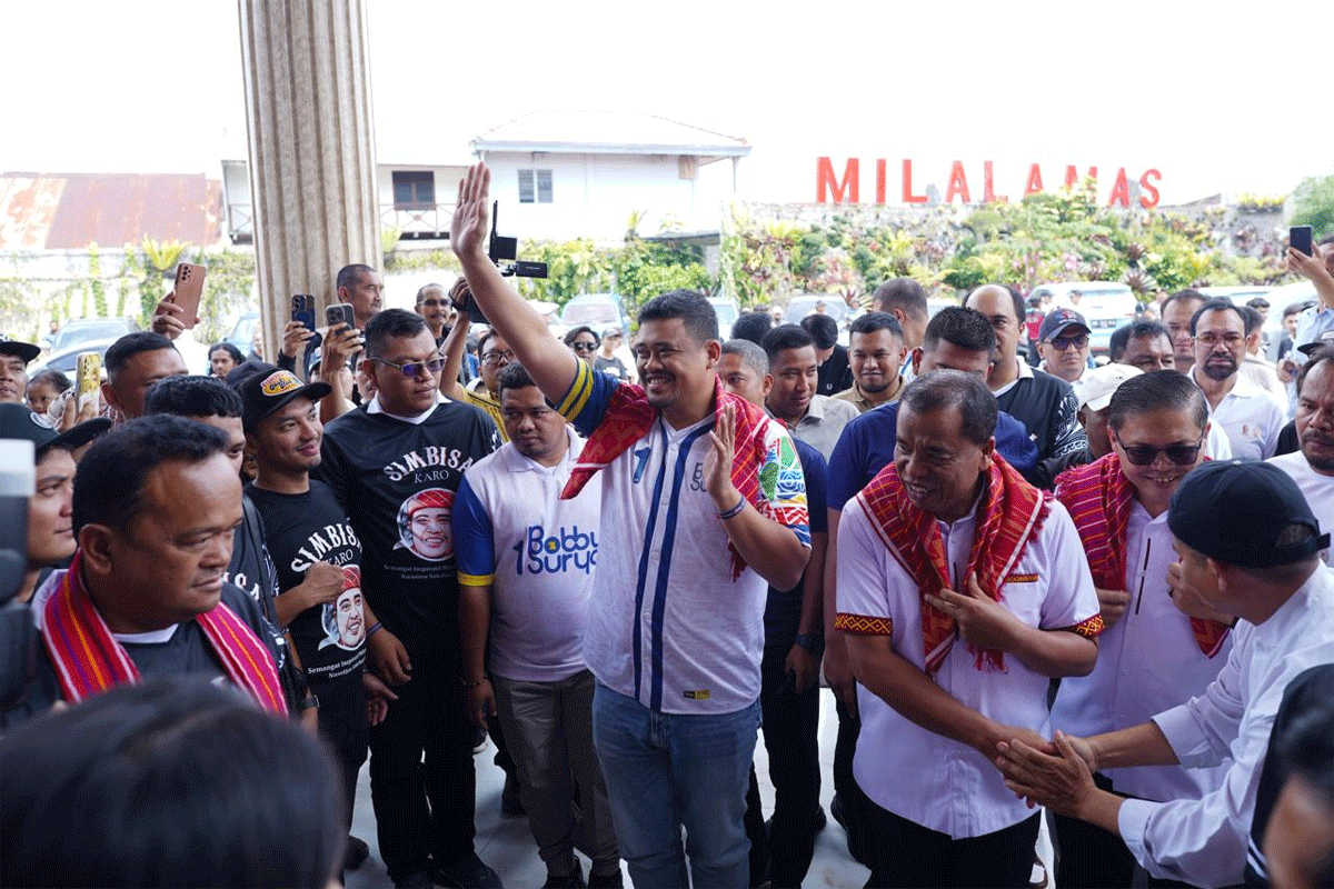 Bobby Nasution disaambut pendukung ketika berkunjung ke Kabupaten Karo.