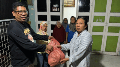 Penyerahan bantuan bagi korban banijr oleh tim pemenangan Bobby-Surya.