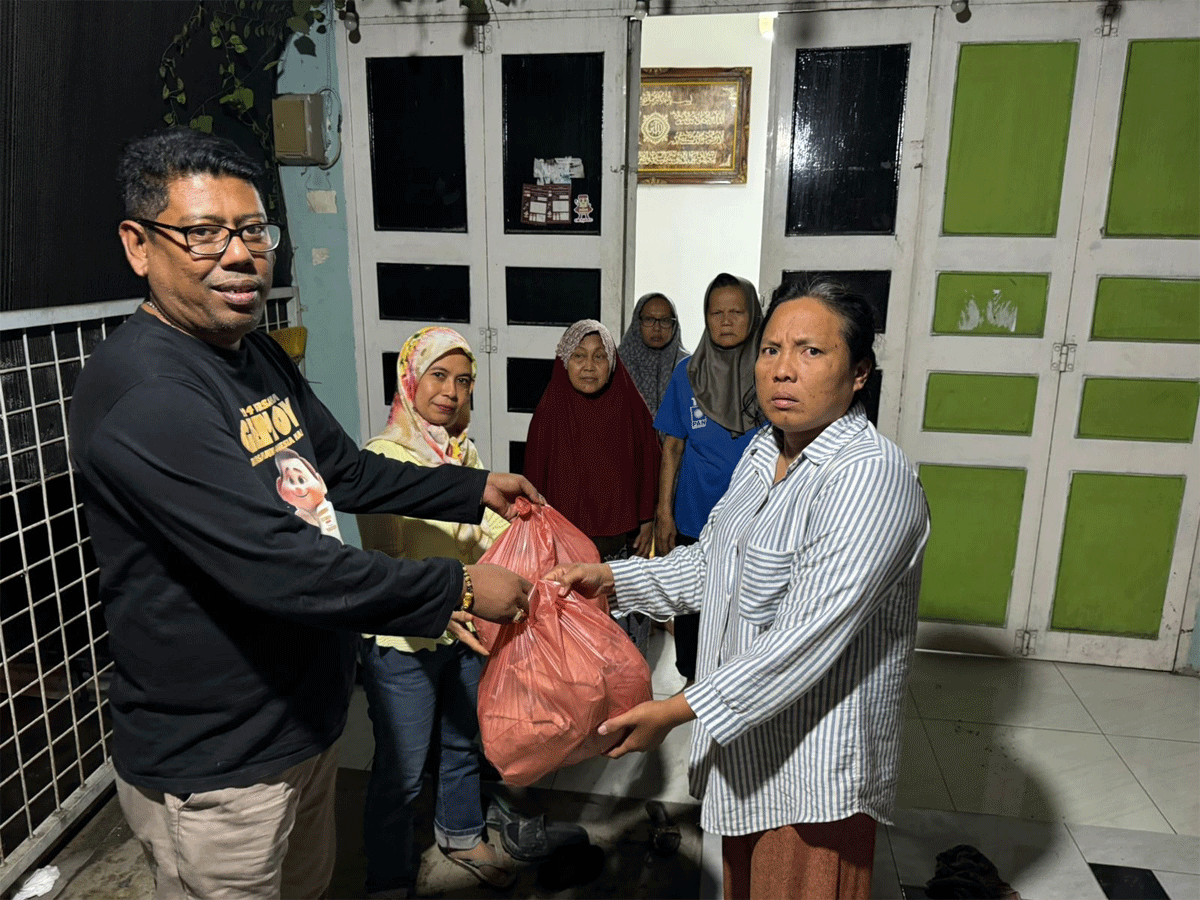 Penyerahan bantuan bagi korban banijr oleh tim pemenangan Bobby-Surya.