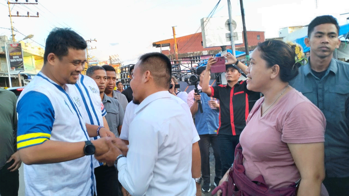Calon Gubernur Sumatra Utara, Bobby Nasution mengunjungi Pasar Pagi Gunungsitoli dalam rangka blusukan kepada pedagang kios dan kaki lima serta menyapa masyarakat, Jumat (1/11/2024).