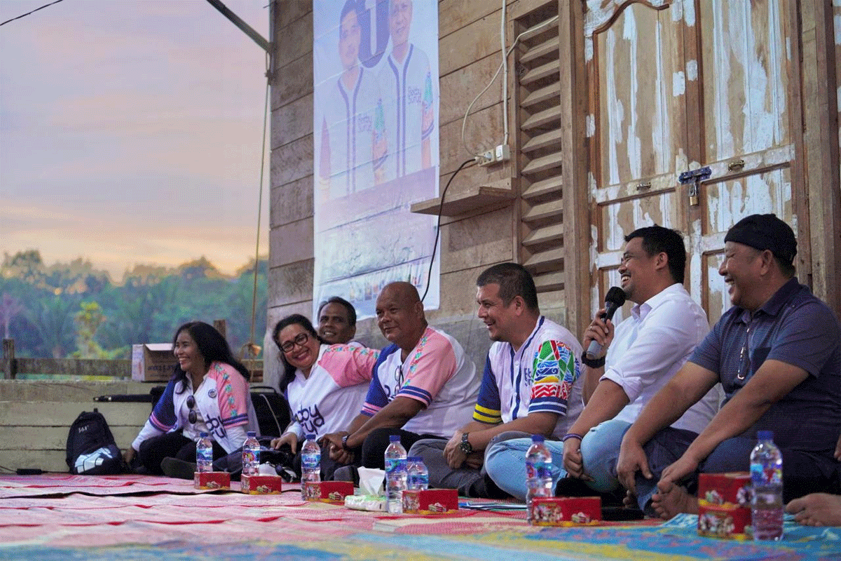 Gubernur Sumatera Utara nomor urut 1, Bobby Nasution saat bersilaturahmi sekaligus berdiskusi dengan kelompok tani di Kecamatan Bawalato, Kabupaten Nias, Sabtu (2/11/2024) sore.