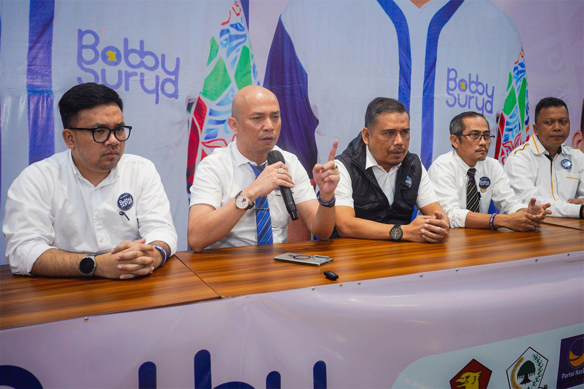 Tim hukum pasangan Bobby-Surya di Pilkada Sumatera Utara berikan keterangan pers.