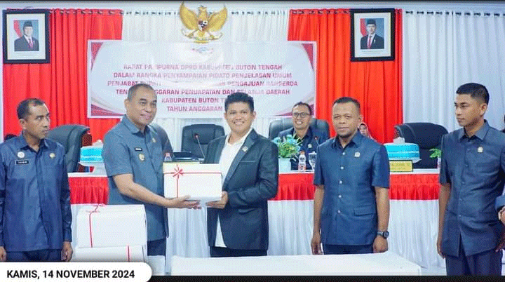 Penjabat Bupati Buteng H Kostantinus Bukide serahkan dokumen Rancangan APBD 2025 kepada Ketua DPRD Sa'al Musrimin Hadi pada rapat paripurna.