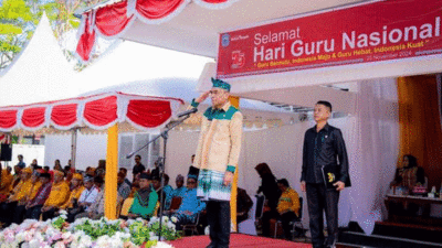 Penjabat Bupati Buteng H Kostantinus Bukide pimpin upacara peringatan Hari Guru Nasional.