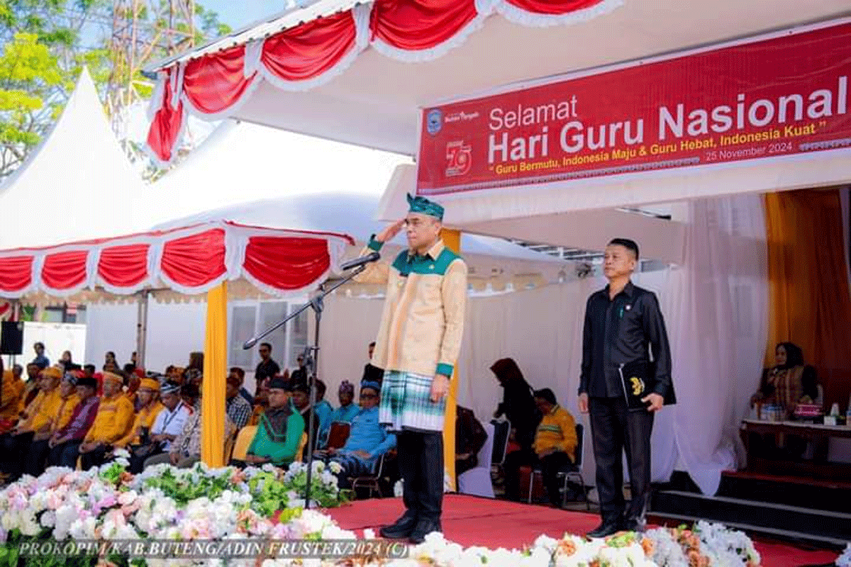 Penjabat Bupati Buteng H Kostantinus Bukide pimpin upacara peringatan Hari Guru Nasional.