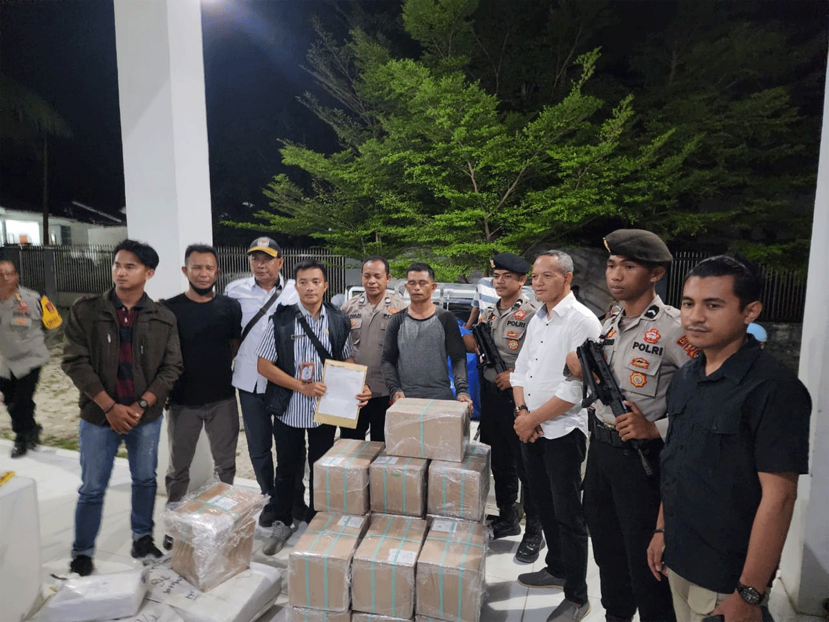 Polres Buteng bersama pihak terkait kawal surat suara Pilkada Buteng 2024 sampai di Gudang Logistik KPU Buteng di Lakudo