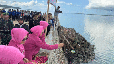 Tabur bunga di Jembatan Talud Perairan Pantai Kelurahan Lakudo, sebagai bentuk penghormatan kepada para pahlawan.