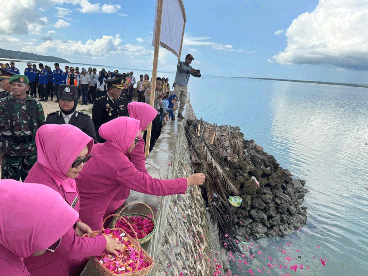 Tabur bunga di Jembatan Talud Perairan Pantai Kelurahan Lakudo, sebagai bentuk penghormatan kepada para pahlawan.