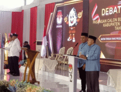 Debat Publik Pilkada Buteng, Dua Paslon Saling Serang Program, Pendukung Saling Ejek