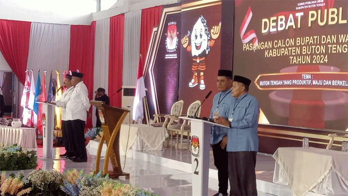 Dua pasangan calon Bupati dan Wakil Bupati Buton Tengah (Buteng), Azhari-Adam Basan (AZAN) dan La Andi-Abidin (ADIL) saling serang program pada debat publik yang digelar KPUD setempat di Gedung Kesenian Mawasangka, Rabu (13/11/2024).