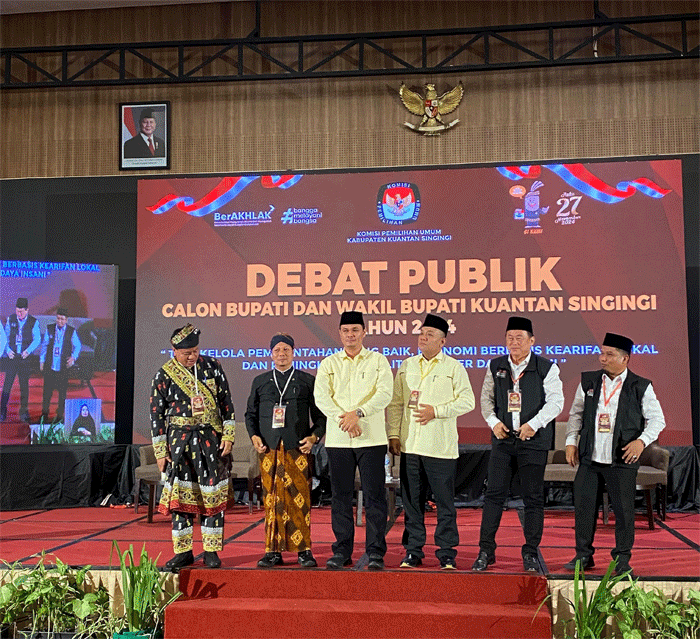 Foto bersama usai debat Pilkada Kuansing yang dilaksanakan di Pekanbaru.