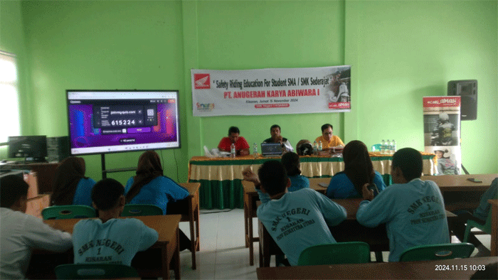 Honda Mmin dealer Sumatera Utara, PT Indako Trading Coy bekerjasama dengan Dealer Honda PT Anugerah Karya Abiwara (PT AKA 1) Kisaran menggelar safety riding education for student pada beberapa SMA/SMK sederajat di Kabupaten Asahan, Jumat (15/11/2024).