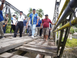 Warga Ingin Jembatan Kayu di Nias Barat yang Rusak Berat Segera Diperbaiki 3 Warga Ingin Jembatan Kayu di Nias Barat yang Rusak Berat Segera Diperbaiki