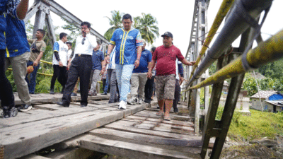 Bobby Nasution tinjau jembatan yang terbuat dari kayu di Nias Barat.