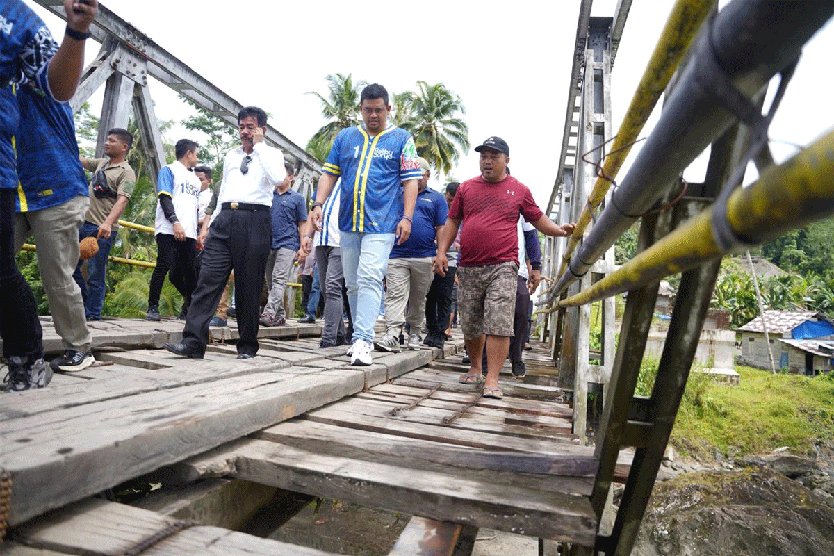Bobby Nasution tinjau jembatan yang terbuat dari kayu di Nias Barat.