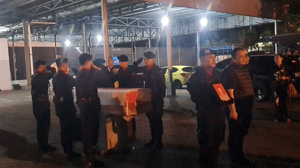 Jenazah AKP Ulil Ryanto saat tiba di Makassar.