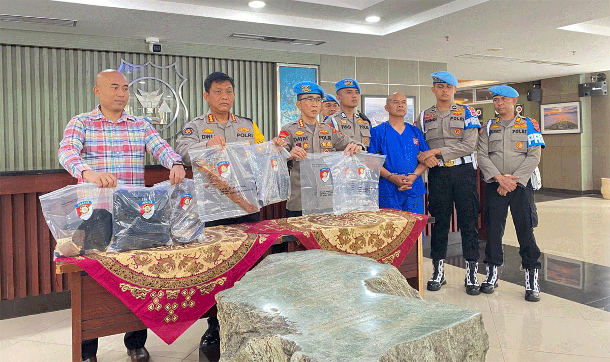 Barang bukti dan tersangka penembakan Kasat Reskrim Polres Solok Selatan.