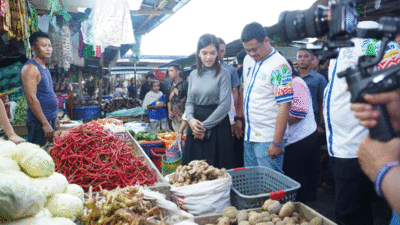 Calon Gubernur Sumatera Utara (Sumut) nomor urut 1, Bobby Nasution bersama istrinya Kahiyang Ayu di Pasar Pagi Gunungsitoli, menarik perhatian ratusan warga sekitar dan pedagang, Jumat (1/11/2024).