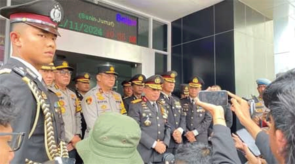 Kapolda Sumbar berikan keterangan pers di RS Bhayangkara, Padang.