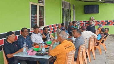 Tokoh masyarakat dan para mantan kepala desa se-Pangean berkomitmen memenangkan AYO dalam Pilkada Kuansing. Pertemuan berlangsung, Kamis (21/11/2024).