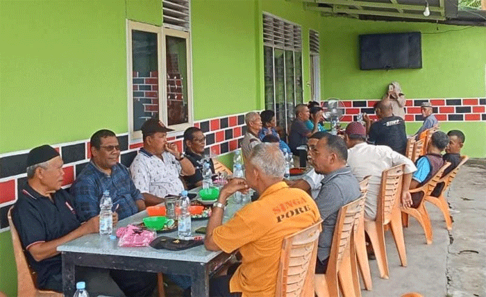 Tokoh masyarakat dan para mantan kepala desa se-Pangean berkomitmen memenangkan AYO dalam Pilkada Kuansing. Pertemuan berlangsung, Kamis (21/11/2024).