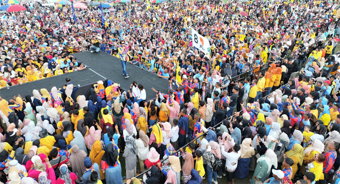 Pasangan Adam-Sutoyo mengakhiri masa kampanye Pilkada 2024 dengan gemilang. Kampanye akbar pamungkas mereka di Lapangan Limuno Teluk Kuantan, Sabtu (23/10/2024) dipadati massa