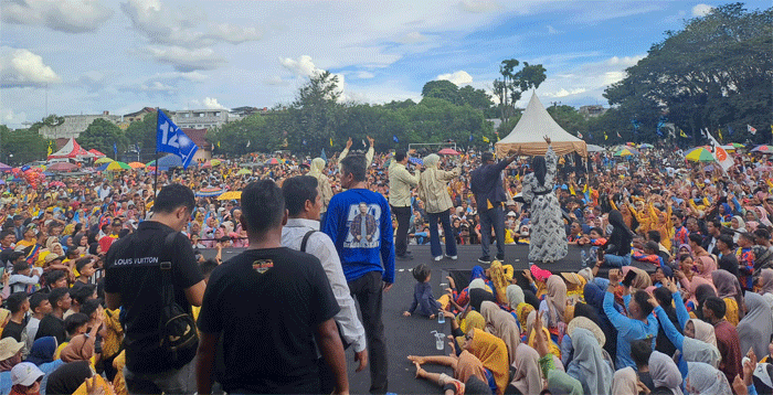 Pasangan calon  bupati dan wakil bupati urut 2, Adam-Sutoyo (AYO), Sabtu (23/11/2024) melaksanakan kampanye pamungkas di lapangan Limuno Teluk Kuantan. 
