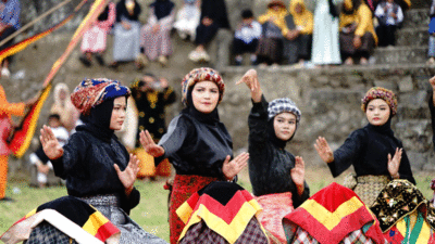 Tari massal yang berjudul "Basamo Mangko Manjadi" meriahkan pergelaran Satu Nagari Satu Event bertajuk Festival Budaya 1.500 Lamang Kujuik Batipuh Ateh, di lapangan bola kaki simpang 4 di nagari setempat, Kamis (31/10/2024).