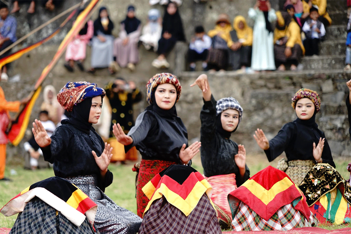 Tari massal yang berjudul "Basamo Mangko Manjadi" meriahkan pergelaran Satu Nagari Satu Event bertajuk Festival Budaya 1.500 Lamang Kujuik Batipuh Ateh, di lapangan bola kaki simpang 4 di nagari setempat, Kamis (31/10/2024).