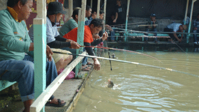 Warga memancing di Kolam Pancing Jambu, Kelurahan Ekor Lubuk, Padang Panjang. (Kominfo)