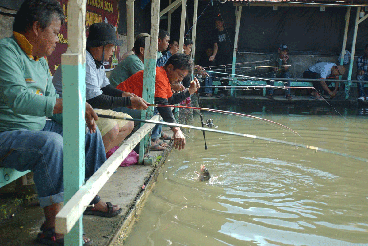 Warga memancing di Kolam Pancing Jambu, Kelurahan Ekor Lubuk, Padang Panjang. (Kominfo)