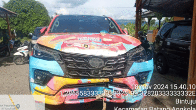 Mobil tim kampanye Edy-Hasan yang sempat pecah ban dan menimbulkan kecelakaan.