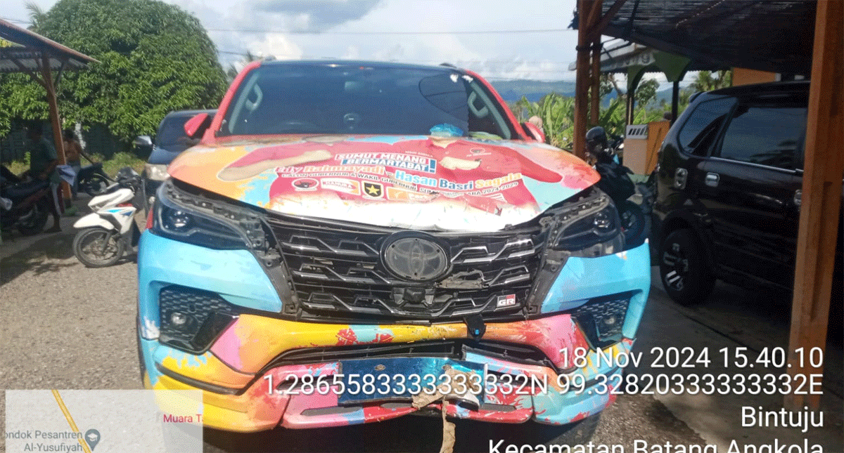 Mobil tim kampanye Edy-Hasan yang sempat pecah ban dan menimbulkan kecelakaan.
