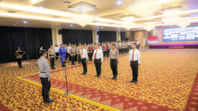 Penyerahan penghargaan pada personel Polres Musi Banyuasin