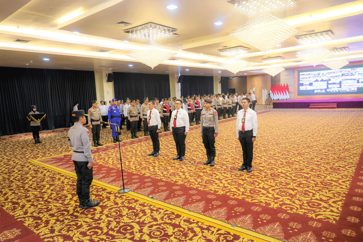 Penyerahan penghargaan pada personel Polres Musi Banyuasin