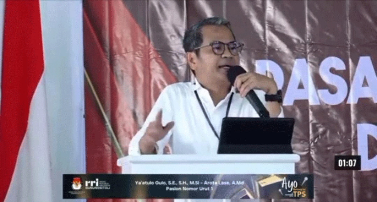 Nias Ya'atulo Gulo jawab pertanyaan dalam debat calon Bupati dan Wakil Bupati Nias