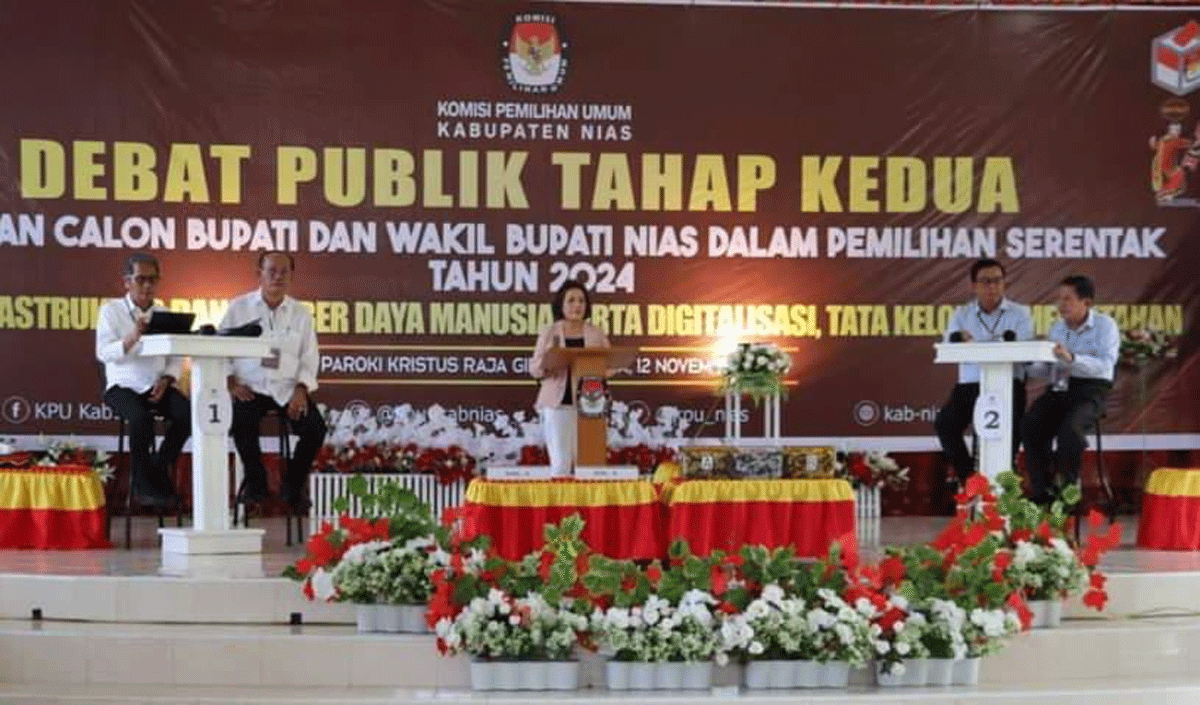 Debat publik kedua pasangan calon bupati dan wakil bupati dengan mengusung tema infrastruktur dan sumber daya manusia, digitalisasi dan tata kelola pemerintahan yang berlangsung di Aula Paroki Kristus Raja Gido, Selasa (12/11/2024).