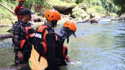 Tim SAR Nias cari warga yang dilaporkan hilang akibat terseret arus sungai. (SAR Nias)