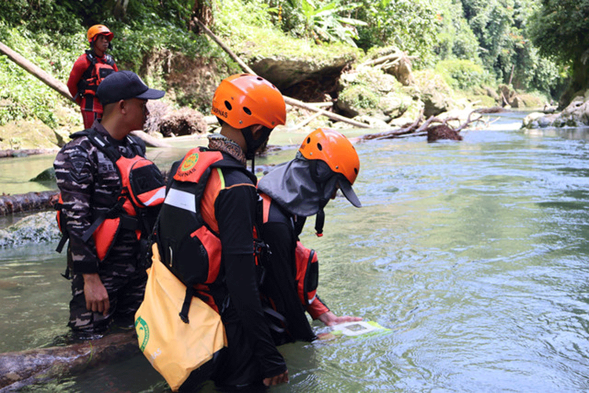Tim SAR Nias cari warga yang dilaporkan hilang akibat terseret arus sungai. (SAR Nias)