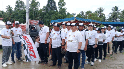 -Ketua Komisi Pemilihan Umum (KPU) Nias, Elisati Zandroto lepas peserta gerak jalan sehat
