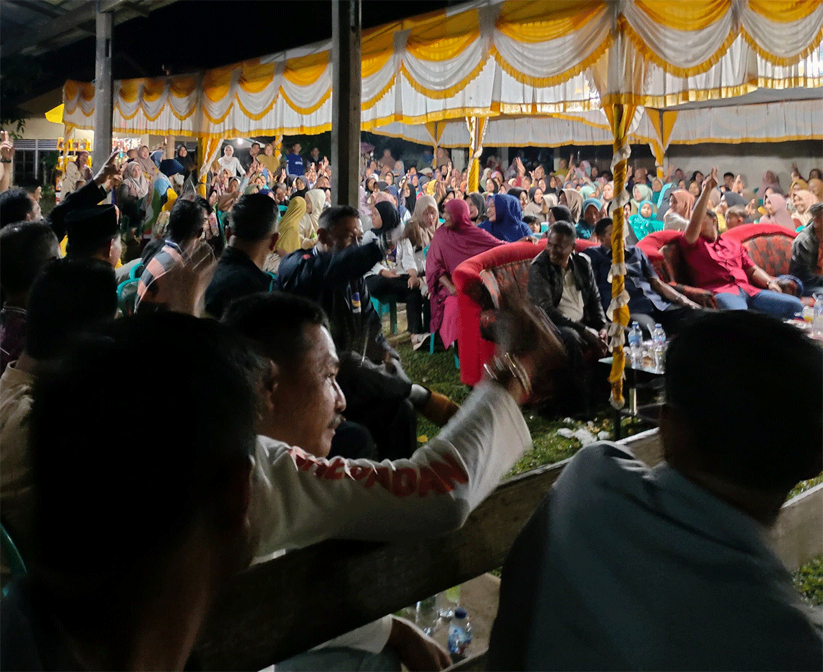Warga ikut kampanye Paslon AYO di Desa Teluk Beringin, Kuantan Singingi, Riau, Minggu (3/11/2024).