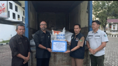 Serah terima bantuan beras bagi korban banjir di Sumpur Kudus.